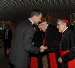 Su Majestad el Rey saluda al cardenal arzobispo emérito de Barcelona, Lluís Martínez Sistach