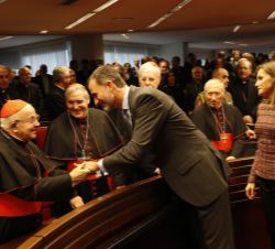 Don Felipe saluda a José Manuel Estepa Llaurens, cardenal arzobispo emérito castrense, en el salón de actos de la Conferencia Episcopal Española