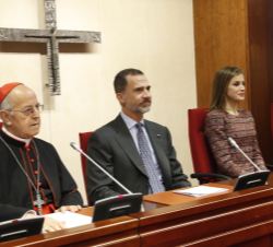 Sus Majestades los Reyes, acompañados del cardenal Blázquez, en la mesa presidencial
