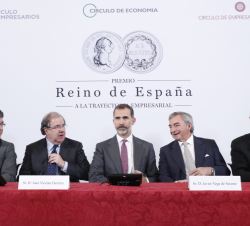 Su Majestad el Rey en la mesa presidencial