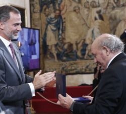Don Felipe hace entrega del galardón al presidente de Honor del Grupo Antolín, José Antolín