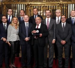 Don Felipe junto al premiado José Antolín y el comité de Dirección del Grupo Antolín
