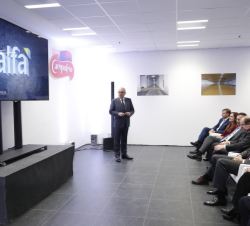Su Majestad el Rey atiende a las explicaciones del vicepresidente de Capital Humano de Campofrío Alfa Group, Paulino Rodríguez, durante la reunión de 
