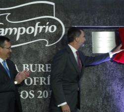 Su Majestad el Rey descubre una placa conmemorativa de su visita