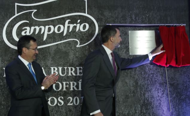Su Majestad el Rey descubre una placa conmemorativa de su visita
