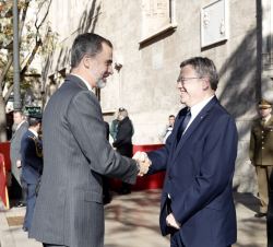 Su Majestad el Rey recibe el saludo del presidente de la Generalitat Valenciana, Ximo Puig, a su llegada a la Lonja de los Mercaderes
