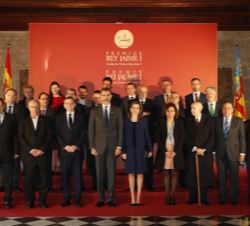 Fotografía de grupo de Sus Majestades los Reyes con los miembros del Patronato y patrocinadores de la Fundación Premios Rey Jaime I