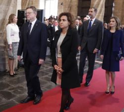 Sus Majestades los Reyes junto al presidente de la Generalitat Valenciana, Ximo Puig y la ministra de Sanidad, Servicios Sociales e Igualdad, Dolors M