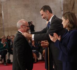 Su Majestad el Rey impone la medalla del Premio Rey Jaime I de Investigación Básica 2016 a Francisco Juan Martínez Mojica