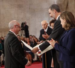 Su Majestad el Rey entrega el diploma del Premio Rey Jaime I de Investigación Básica 2016 a Francisco Juan Martínez Mojica