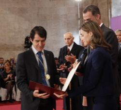Su Majestad la Reina entrega el diploma del Premio Rey Jaime I Economía 2016 a Albert Marcet Torrens