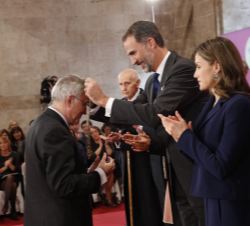 Su Majestad el Rey impone la medalla del Premio Rey Jaime I Investigación Médica 2016 a Elías Campo Güerri