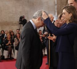 Su Majestad la Reina impone la medalla del Premio Rey Jaime I Protección al Medio Ambiente 2016 a Miguel Bastos Araújo