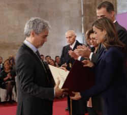 Su Majestad la Reina entrega el diploma del Premio Rey Jaime I Protección al Medio Ambiente 2016 a Miguel Bastos Araújo