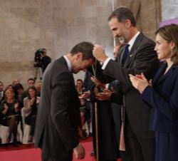 Su Majestad el Rey impone la medalla del Premio Rey Jaime I Nuevas Tecnologías 2016 a Hermenegildo García Gómez
