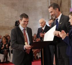 Su Majestad el Rey entrega el diploma del Premio Rey Jaime I Nuevas Tecnologías 2016 a Hermenegildo García Gómez