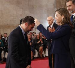 Su Majestad la Reina impone la medalla del Premio Rey Jaime I Emprendedor 2016 a Alberto Gutiérrez Garrido
