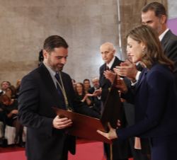 Su Majestad la Reina entrega el diploma del Premio Rey Jaime I Emprendedor 2016 a Alberto Gutiérrez Garrido