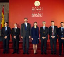 Fotografía de grupo de Sus Majesatades los Reyes con los galardonados