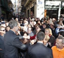 Su Majestad el Rey saluda a los valencianos que le esperaban a la salida de la Lonja de los Mercaderes