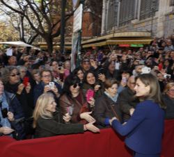 Su Majestad la Reina saluda a los valencianos que le esperaban a la salida de la Lonja de los Mercaderes