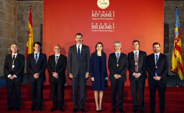 Fotografía de grupo de Sus Majesatades los Reyes con los galardonados