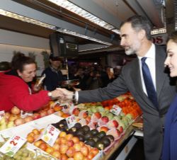 Su Majestad el Rey en presencia de Su Majestad la Reina recibe el saludo de una frutera del Mercado Central de Valencia