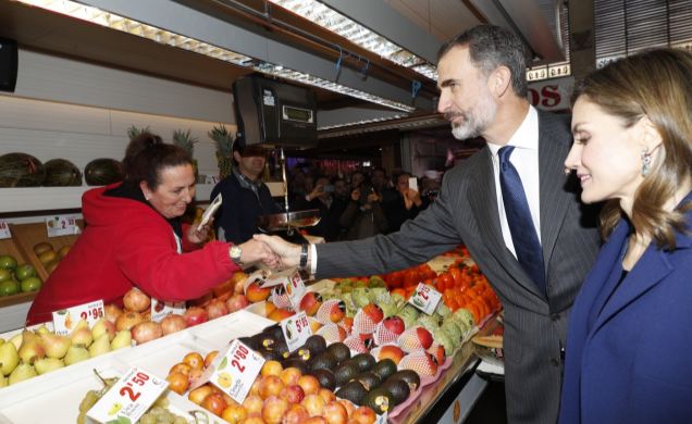 Su Majestad el Rey en presencia de Su Majestad la Reina recibe el saludo de una frutera del Mercado Central de Valencia