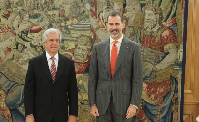 Su Majestad el Rey junto al Presidente de la República Oriental del Uruguay, Tabaré Vázquez