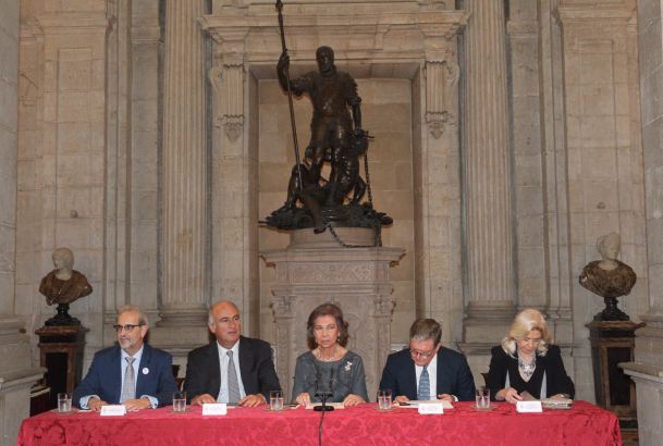 Su Majestad la Reina Doña Sofía en la mesa presidencial, en el Salón de Columnas del Palacio Real de Madrid