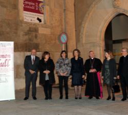 Doña Sofía junto al resto de las personalidades frente al acceso del Museo Diocesano