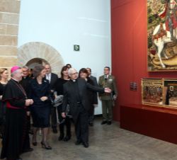 Doña Sofía durante la visita el recorrido junto al retablo de San Jorge, realizado en el siglo XV por el pintor Pere Niçard