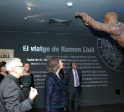 Doña Sofía atiende las explicaciones a cargo del Canónigo de la Catedral de Mallorca, Teodor Suau