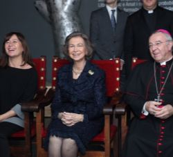 Doña Sofía durante la proyección del video sobre la vida de Ramón Llull, junto a la presidenta de las Illes Balears, Francina Armengol y el administra