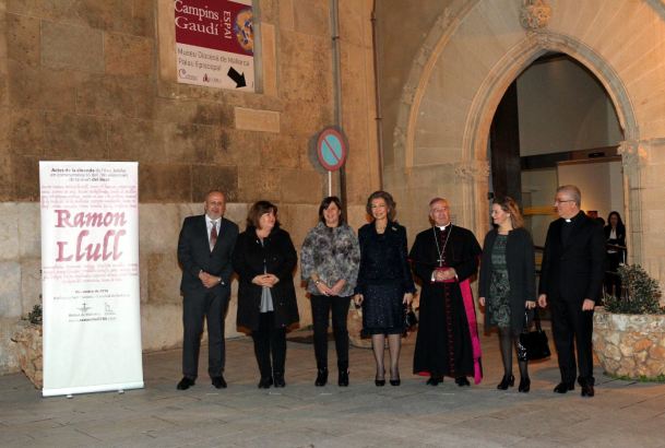 Doña Sofía junto al resto de las personalidades frente al acceso del Museo Diocesano