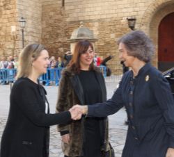 Su Majestad la Reina Doña Sofía recibe el saludo de la delegada del Gobierno en la Comunidad Autónoma de Illes Balears, María Salom