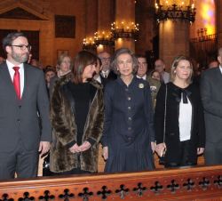 Doña Sofía junto al resto de autoridades, en la primera fila de asientos
