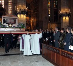 Doña Sofía durante la procesión interna de los restos del beato mallorquín en una urna confeccionada para la ocasión