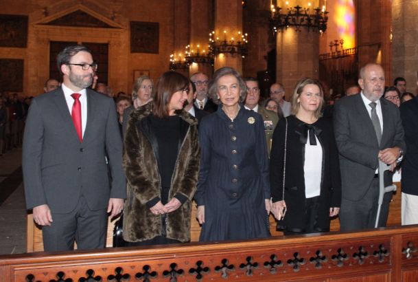 Doña Sofía junto al resto de autoridades, en la primera fila de asientos