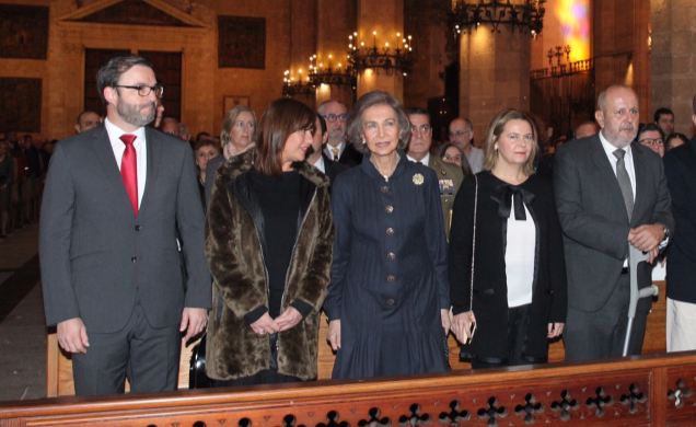 Doña Sofía junto al resto de autoridades, en la primera fila de asientos