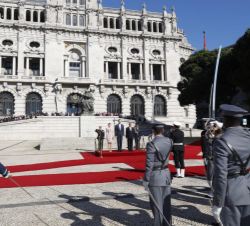 Los Reyes y el Presidente Rebelo de Sousa, durante la interpretación de los Himnos Nacionales