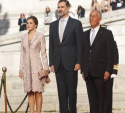 Los Reyes y el Presidente Rebelo de Sousa, durante la interpretación de los Himnos Nacionales