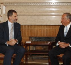 Don Felipe conversa con el Presidente Rebelo de Sousa, durante el encuentro que mantuvieron acompañados por las respectivas delegaciones