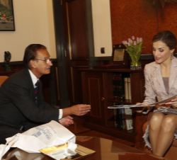 Doña Letizia, con el presidente de la Liga Portuguesa contra el Cáncer, Víctor Veloso