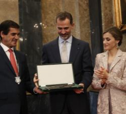 Don Felipe y Doña Letizia, con el presidente de la Cámara Municipal de Oporto, Rui Moreira, tras recibir las Llaves de la Ciudad