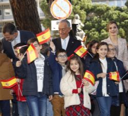 Los Reyes y el Presidente Rebelo de Sousa con un grupo de niños con banderas españolas