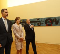 Don Felipe y Doña Letizia, durante su visita a la exposición de obras de Miró acompañados por el comisario de la muestra, Robert Lubar