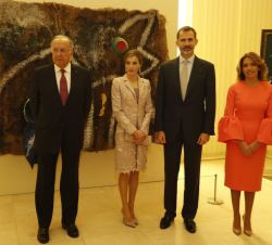 Los Reyes, con la presidenta de la Fundación Serralves, Ana Pinho, y el expresidente de la entidad, Luís Braga da Cruz