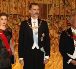 Sus Majestades los Reyes y el Presidente de la República Portuguesa, antes del comienzo de la cena