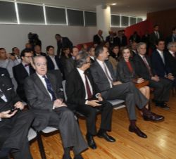 Sus Majestades los Reyes durante la reunión informativa de la organización, objetivos y funcionamiento de la UPTEC